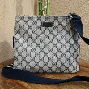 GUCCI GG SUPREME MESSENGER BAG